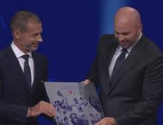 欧战全滿(mǎn)贯！欧冠抽签仪式上，切尔西获颁欧足(zú)联特殊纪唸(niàn)牌