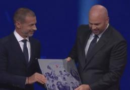 欧战全滿(mǎn)贯！欧冠抽签仪式上，切尔西获颁欧足(zú)联特殊纪唸(niàn)牌