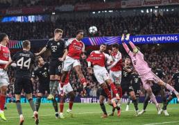 诺伊尔致命失误，阿森(sēn)纳3-1送拜仁賽(sài)季(jì)首敗(bài)，英超欧冠双线领跑