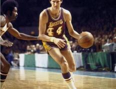 MVP之争：常规賽(sài)MVP与总决賽(sài)MVP，谁的含(hán)金量更胜一筹？