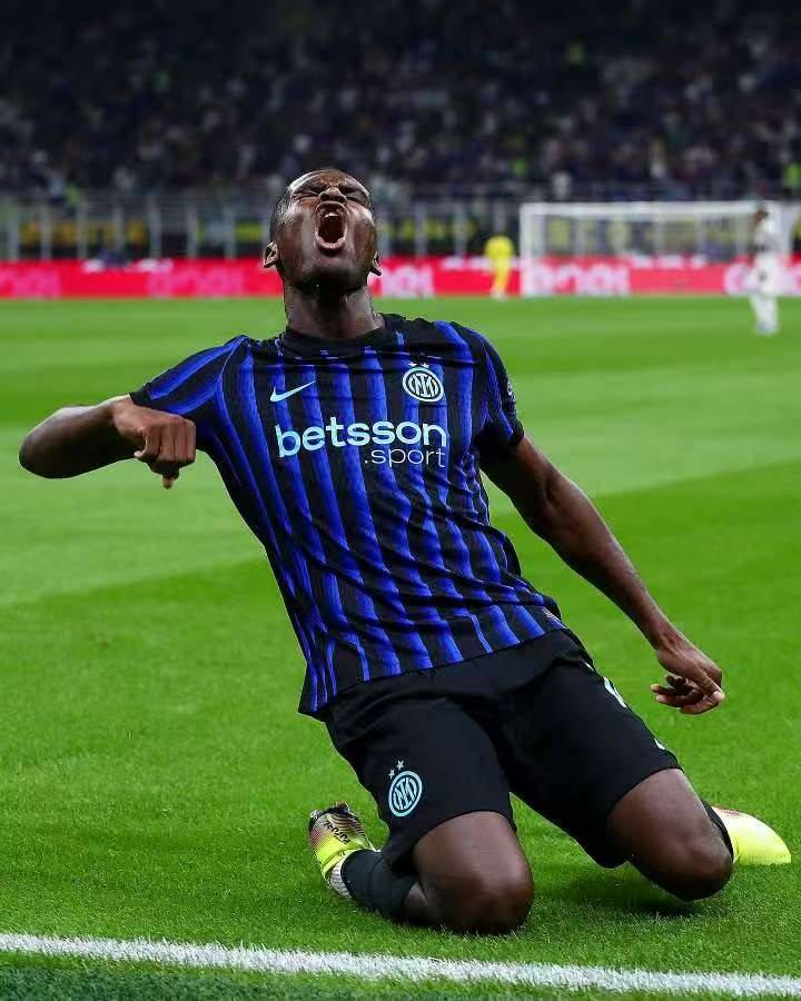 欧冠(guān)夺冠(guān)赔率TOP10：卫冕冠(guān)军仅第(dì)三，皇马不及(jí)枪手，巴萨红军领跑