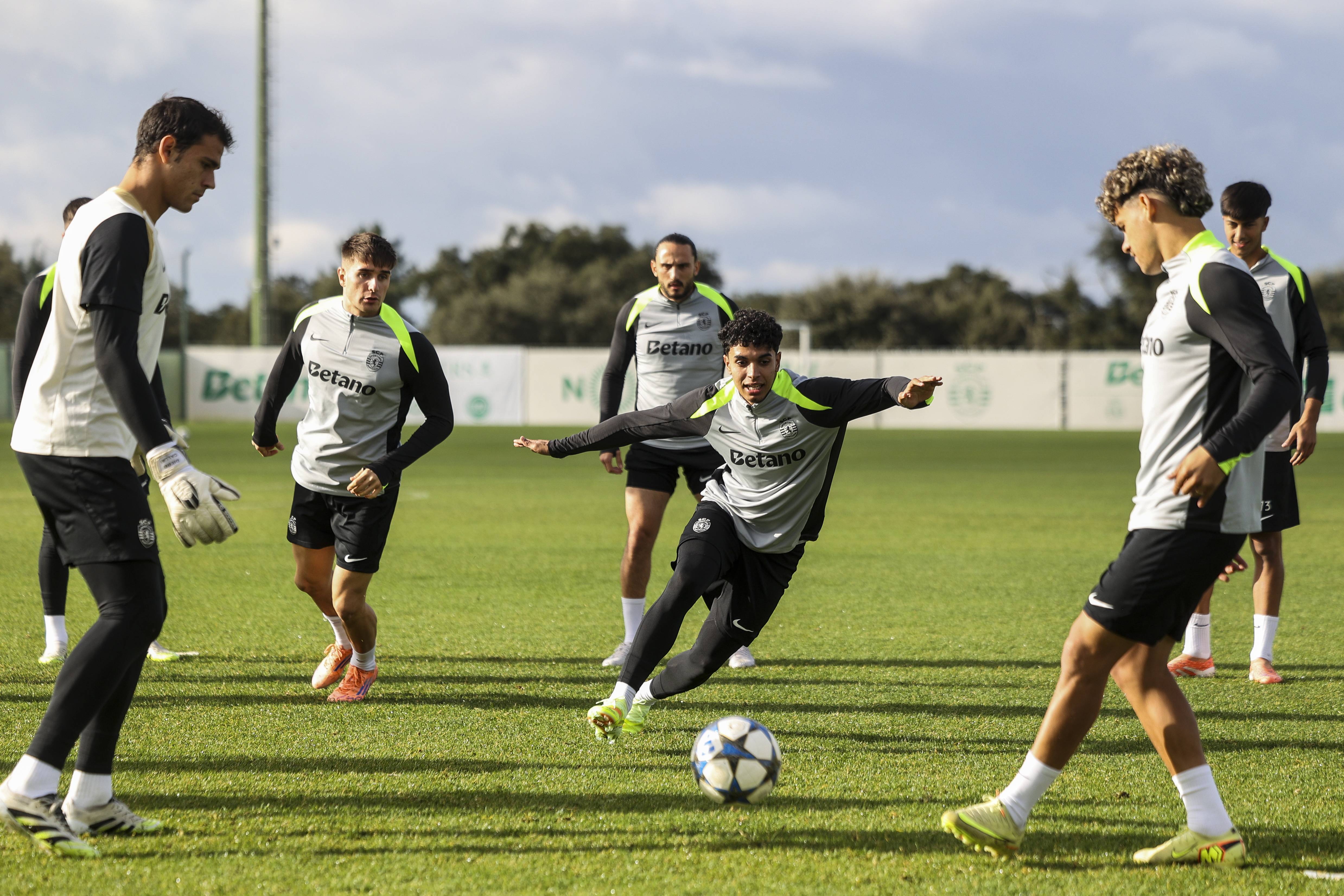 （外(wài)代二线）足(zú)球——欧冠(guān)联赛：葡萄(táo)牙体育(yù)赛前备战