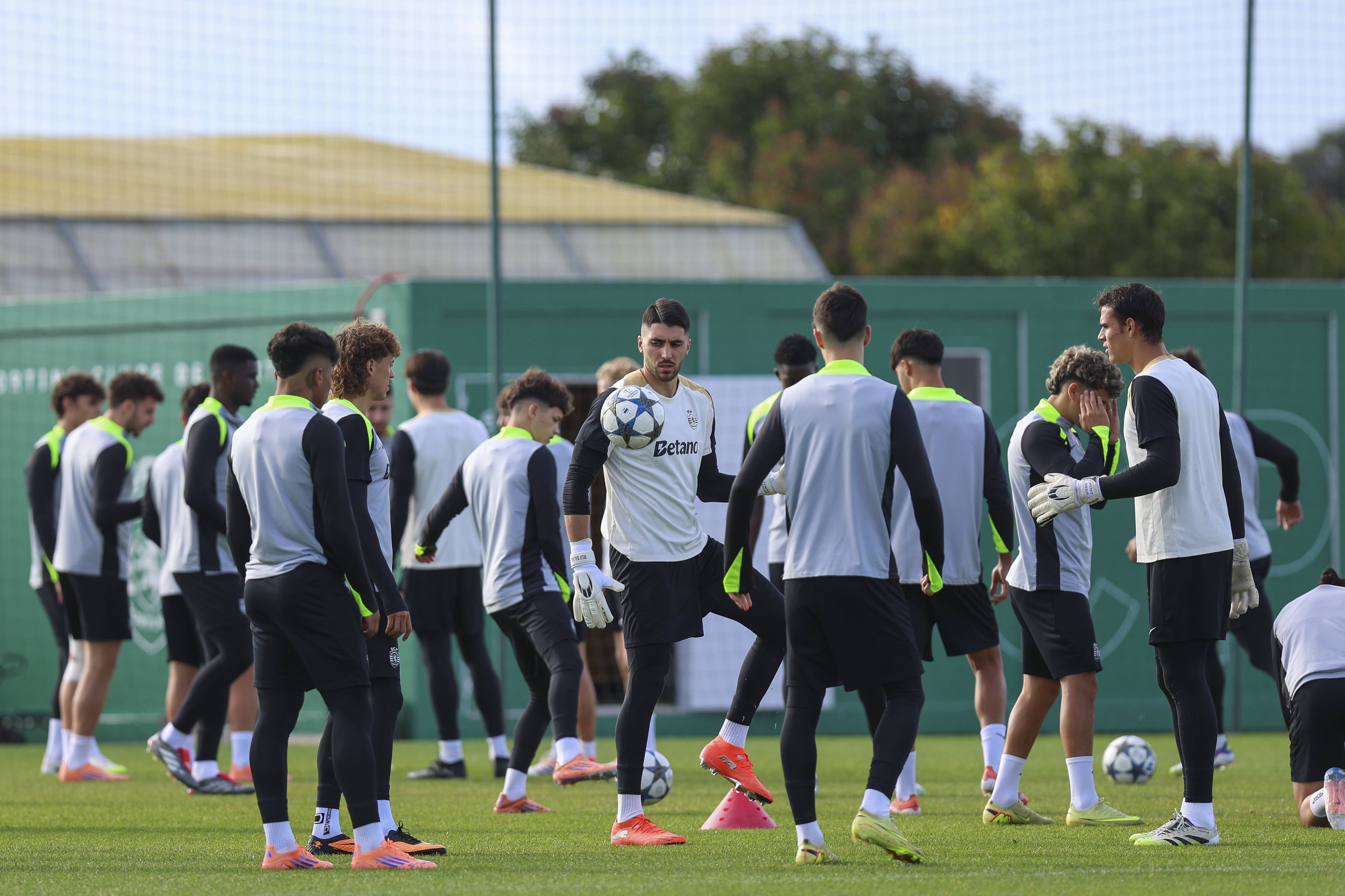 （外(wài)代二线）足(zú)球——欧冠(guān)联赛：葡萄(táo)牙体育(yù)赛前备战