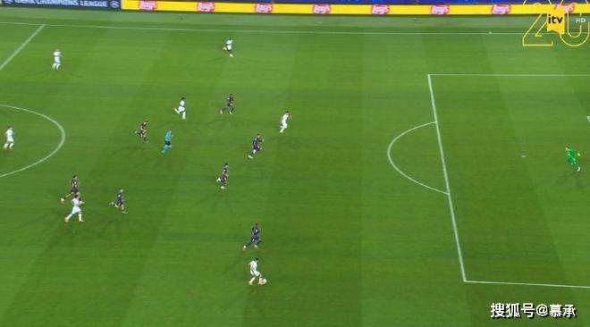 欧冠绝杀陷 VAR 爭(zhēng)议！反转证球合法(fǎ)，PSG 赢巴萨冲欧冠卫冕