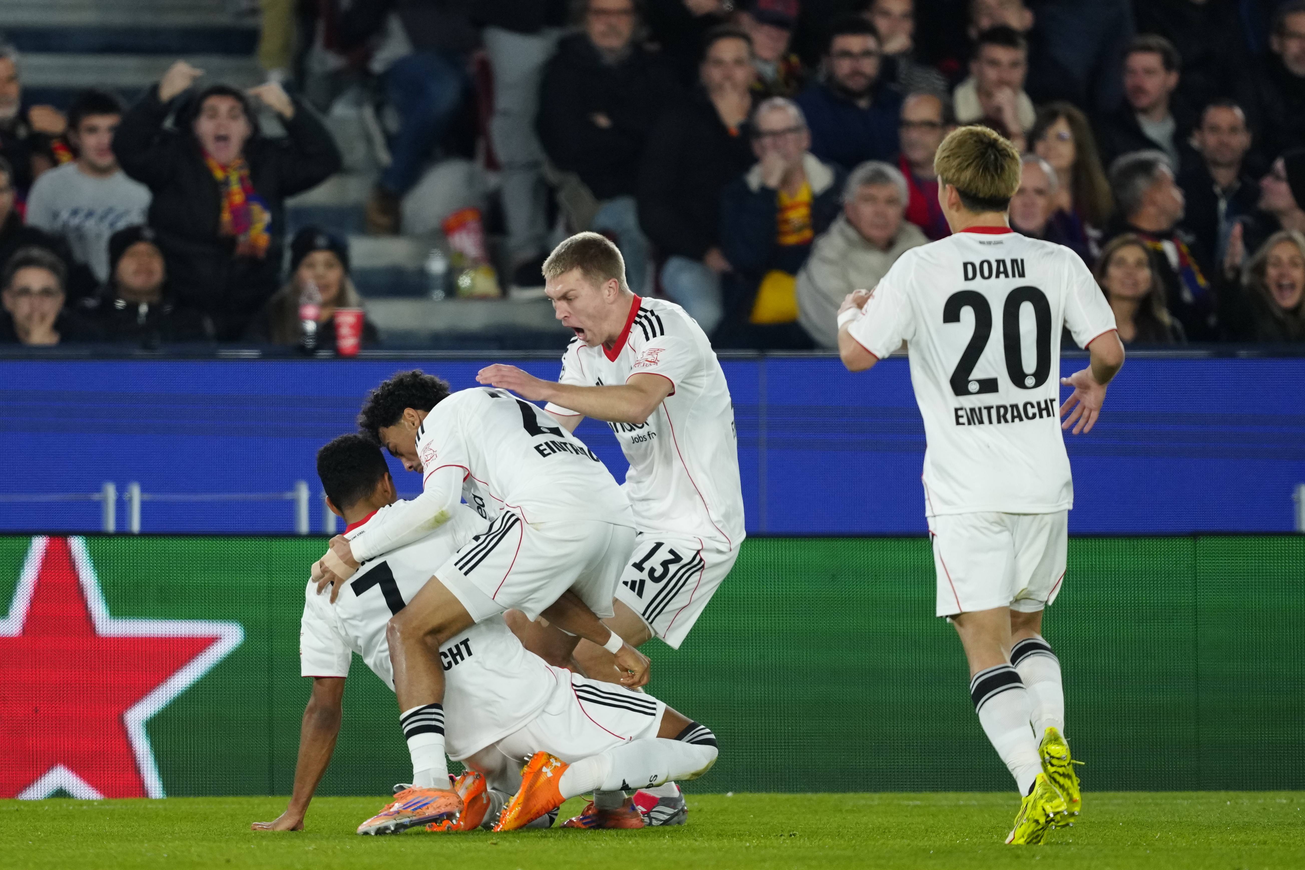 (外(wài)代二线)足球——欧冠(guān)联赛:巴萨胜法兰克福