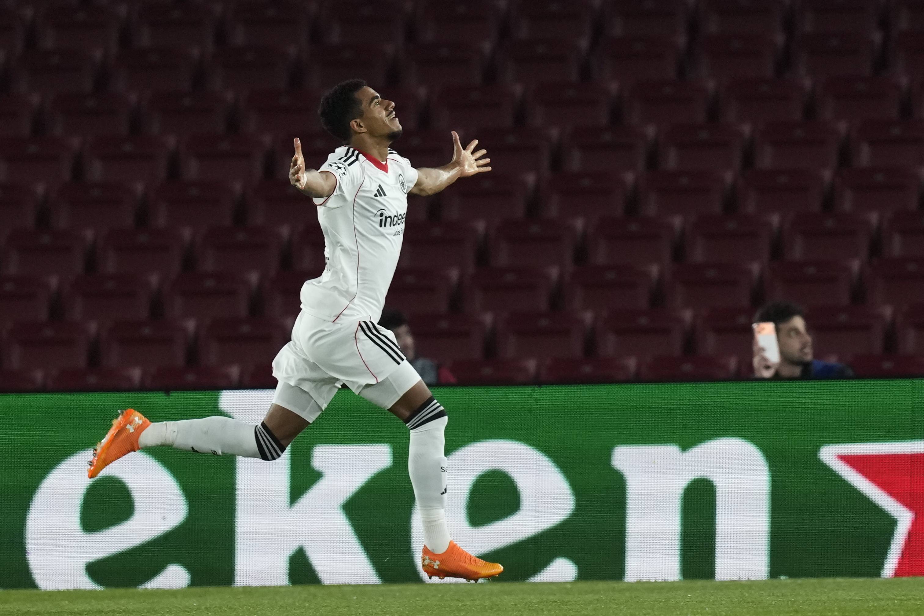 (外(wài)代二线)足球——欧冠(guān)联赛:巴萨胜法兰克福