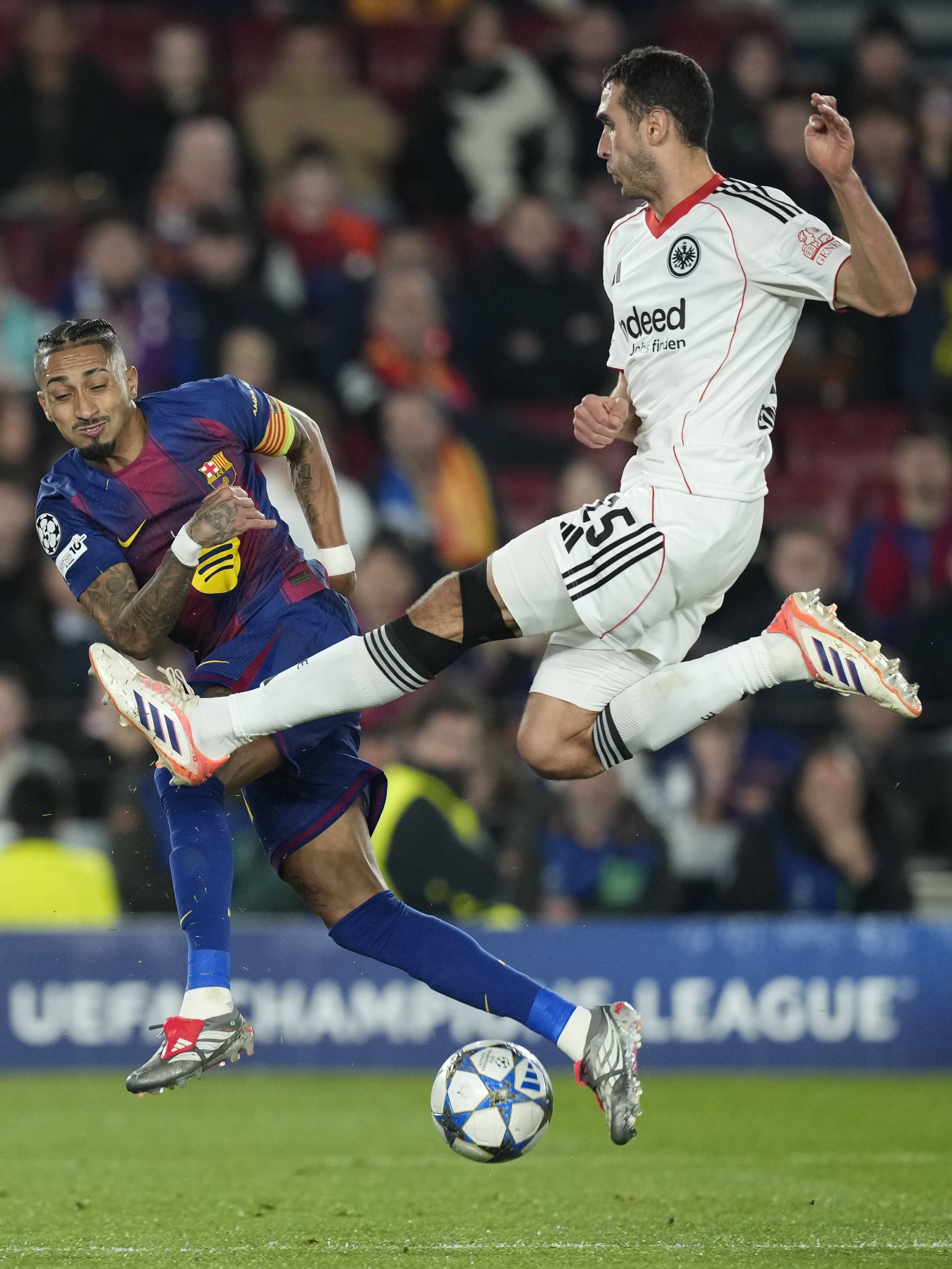 (外(wài)代二线)足球——欧冠(guān)联赛:巴萨胜法兰克福