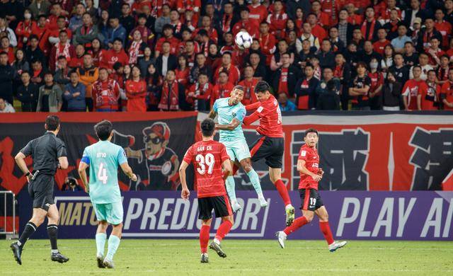 成都蓉(róng)城主场迎(yíng)战马超冠军 凤凰山亚冠大(dà)型TIFO展现“热辣滚烫”